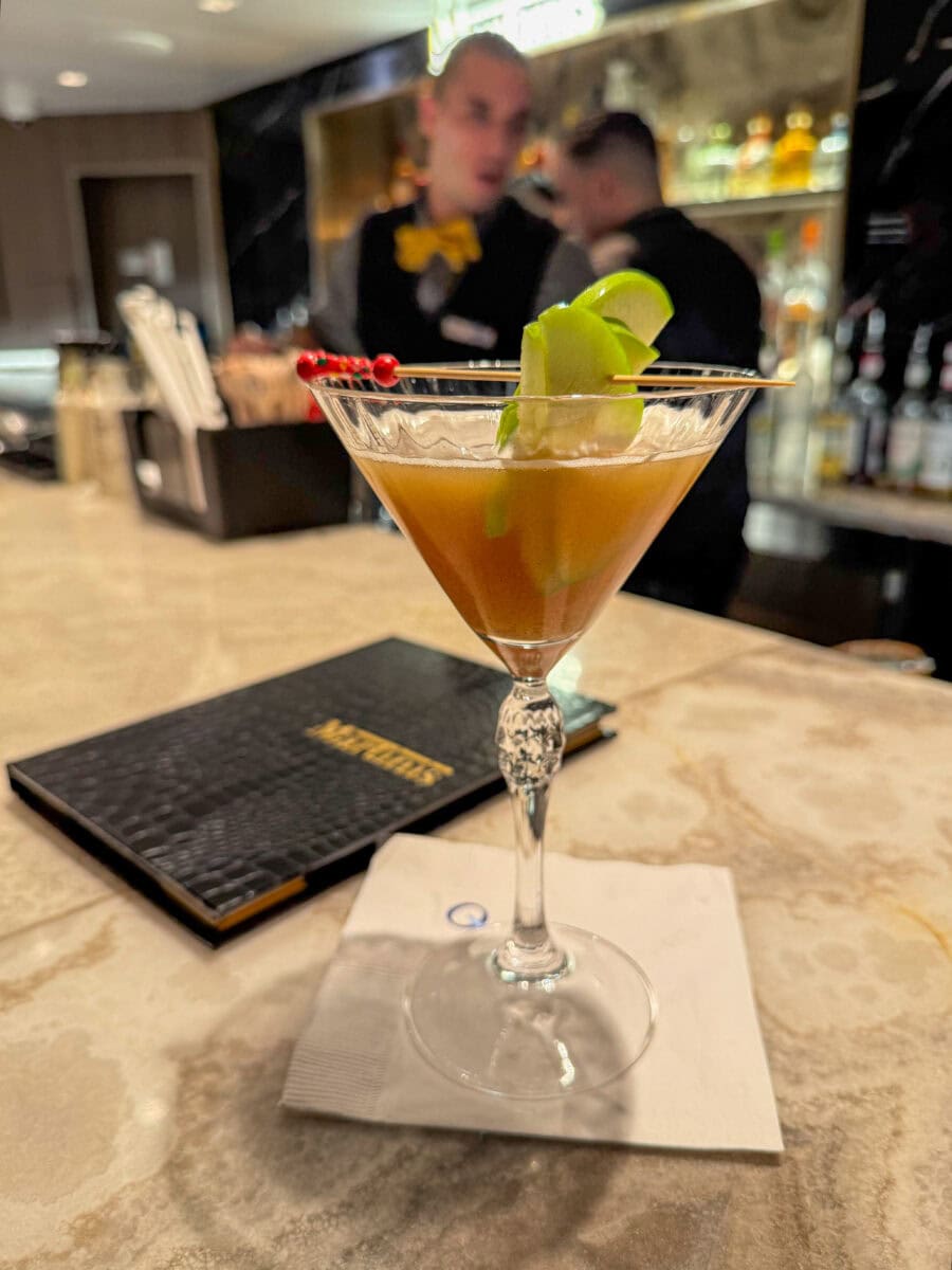 Cocktail aan boord bij Oceania Cruises