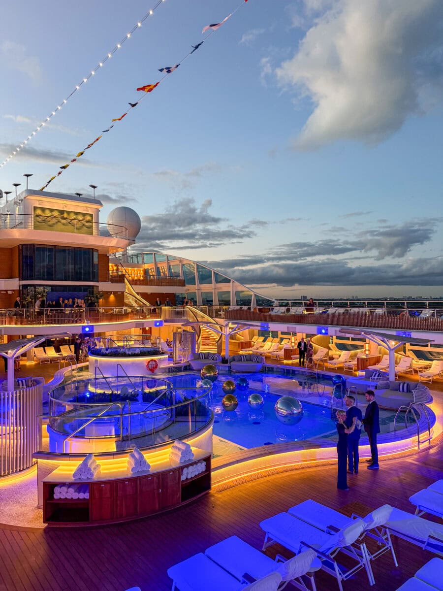 Zwembad aan boord van de Allura van Oceania Cruises