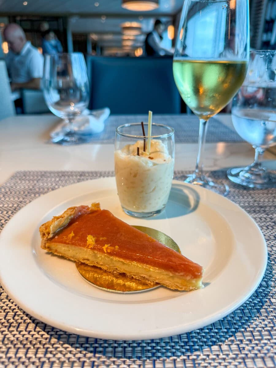 Taartje aan boord van cruiseschip de Allura