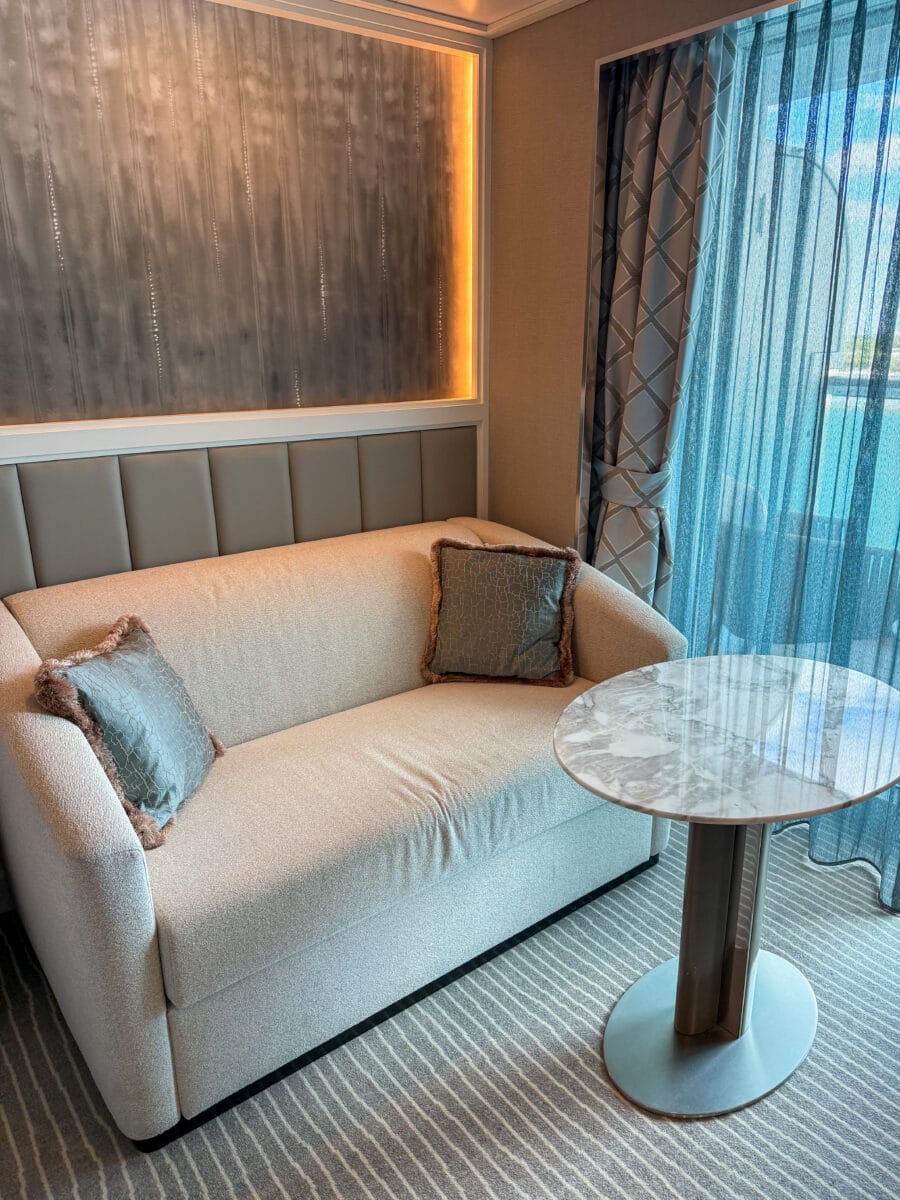 Zithoek in de hotelkamer bij Oceania Cruises