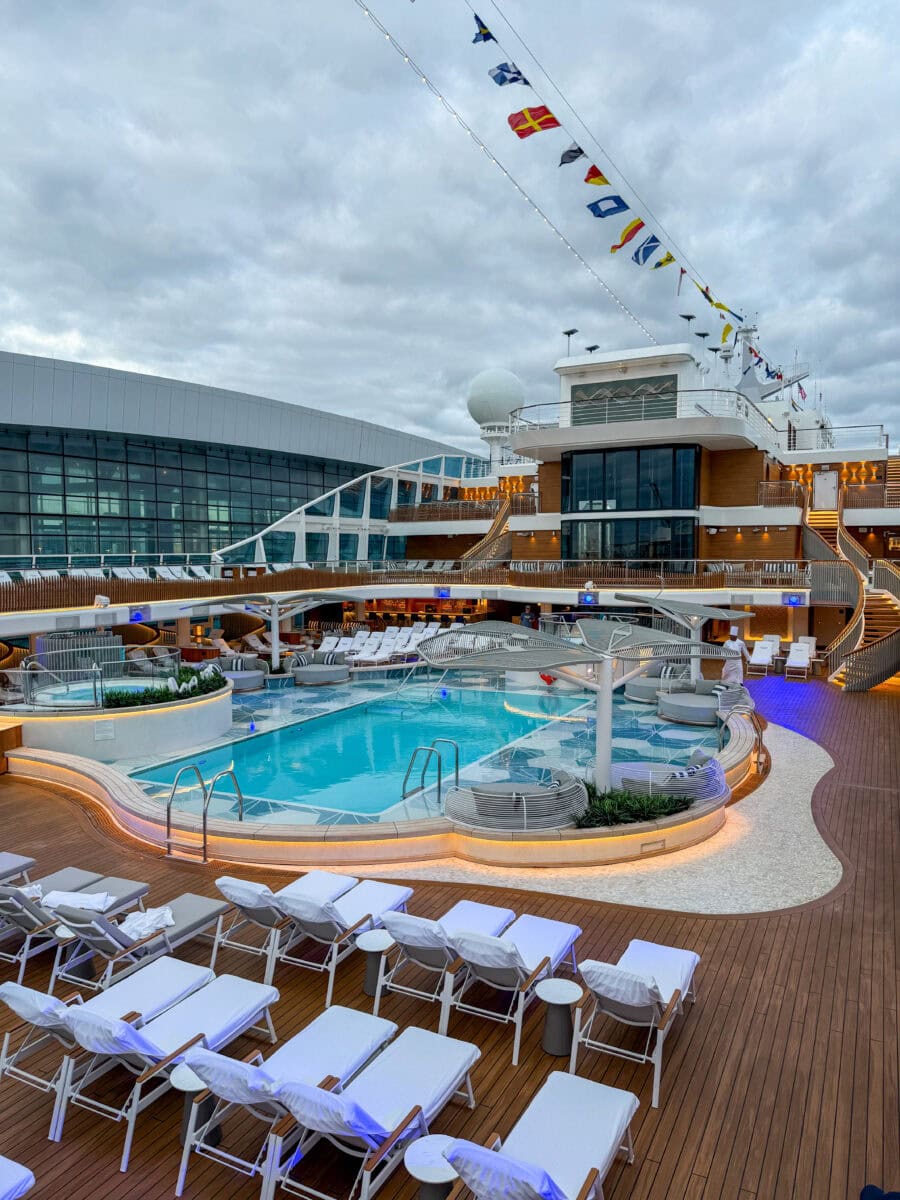 Zwembad aan boord van de Allura van Oceania Cruises