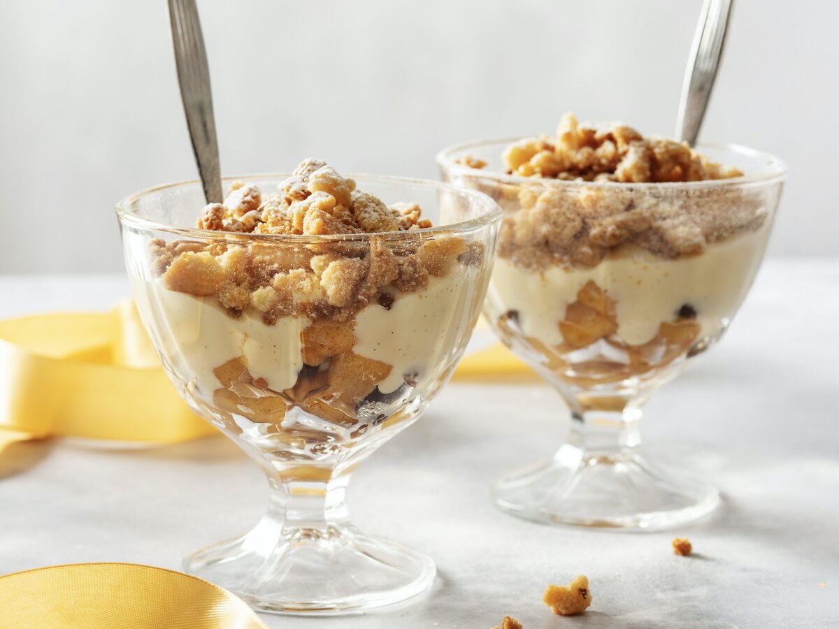 Twee glaasjes appelcrumble met custard