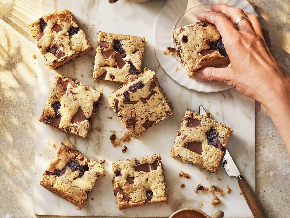 Blondies van beurre-noisette, chocolade en blauwe bessen, geserveerd met koffie