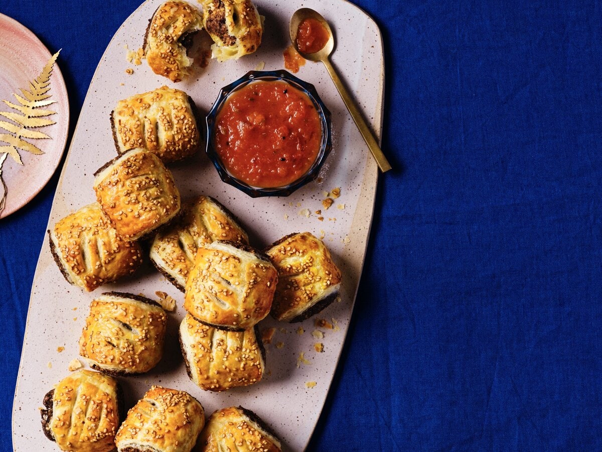 Bladerdeegpakketjes met noten en kastanjechampignons, geserveerd met rode dip