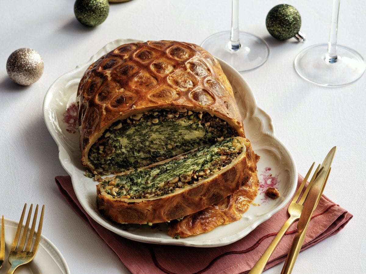 Boerenkoolwellington met in het midden boerenkool, daaromheen champignons en bladerdeeg