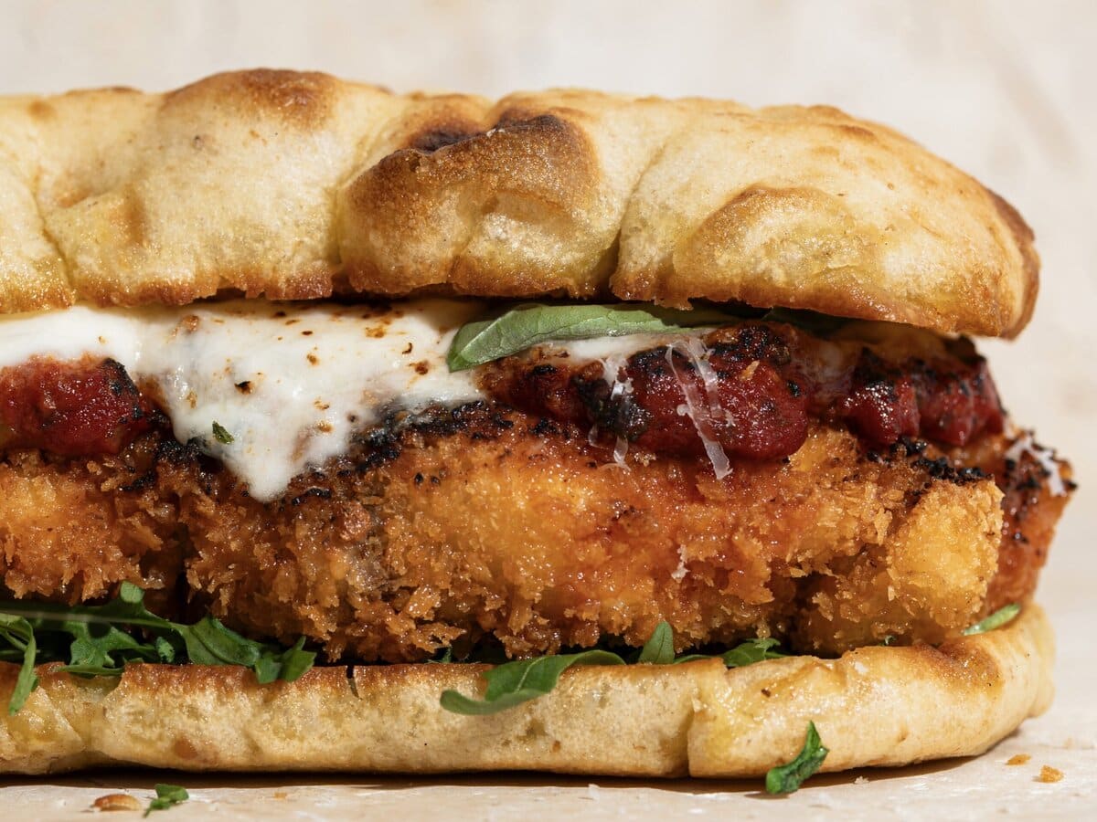 Broodje met gemarineerde kip, rucola, passata en mayonaisedressing