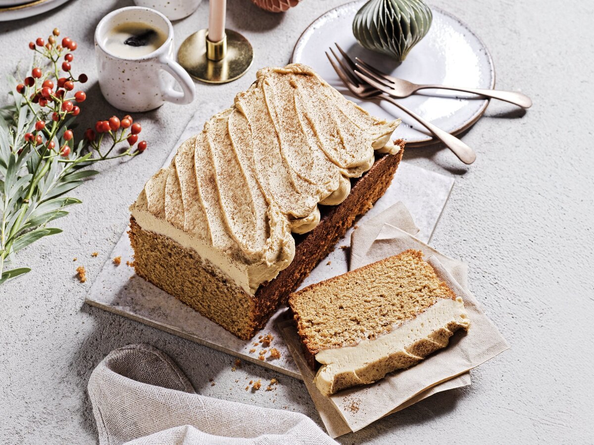Caffè-lattecake met bovenop vanillefrosting en een laagje instant-koffiepoeder