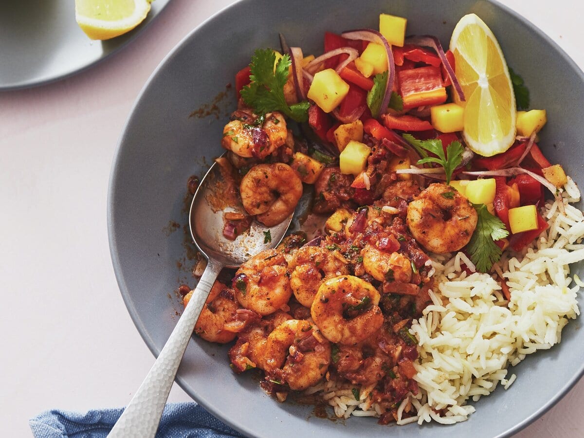 Garnalen in cajunsaus met een salade van mango, paprika, rode ui en peterselie