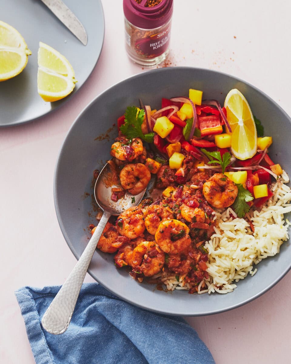 Garnalen in cajunsaus met een salade van mango, paprika, rode ui en peterselie