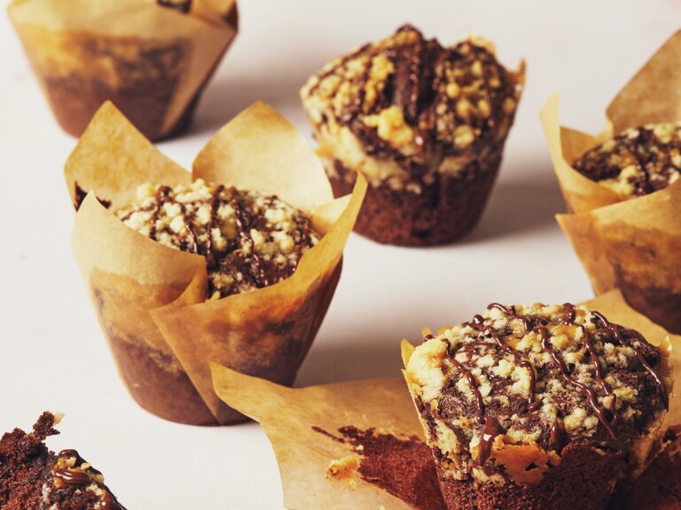 Chocolademuffins met karamelkruimeltopping