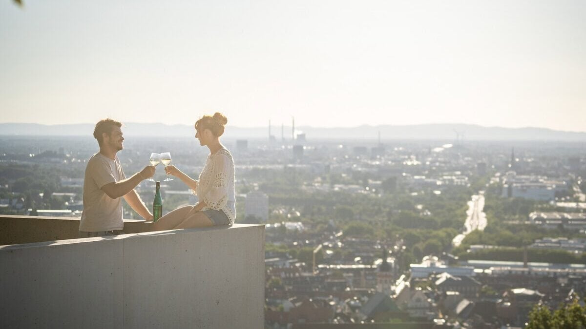 Proosten op een dakterras in Karlsruhe