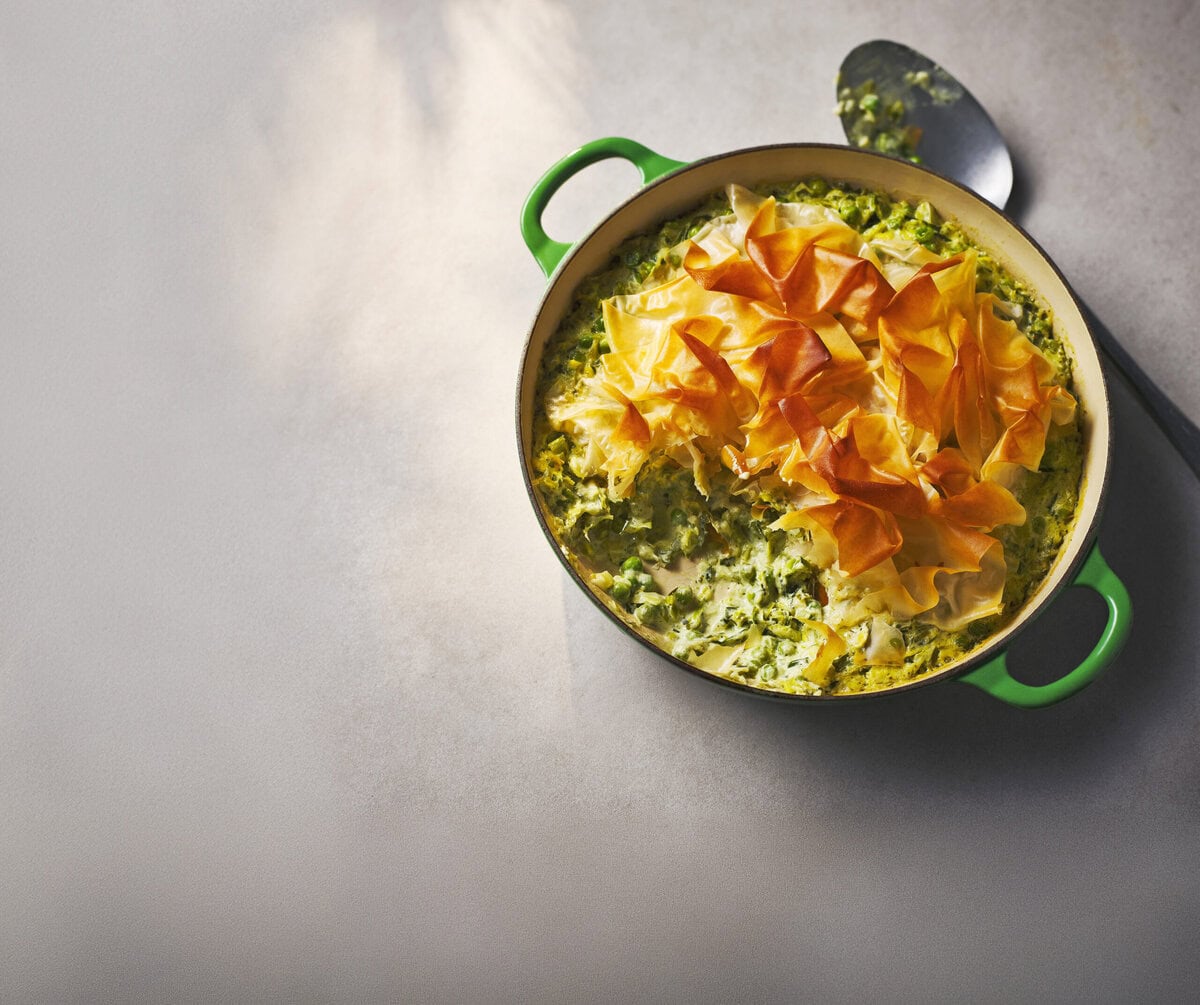 Pan met duizendkoppige kool en daarop filodeeg