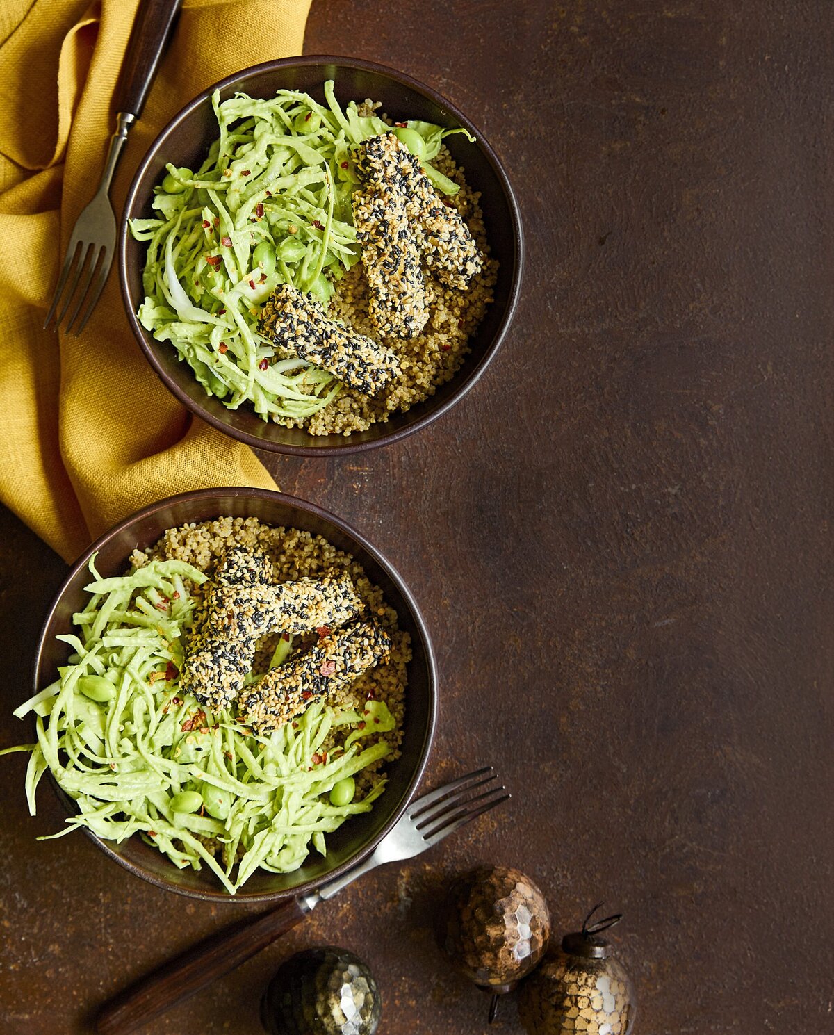 Twee bowl met quinoa, komkommersalade en sesamtofu