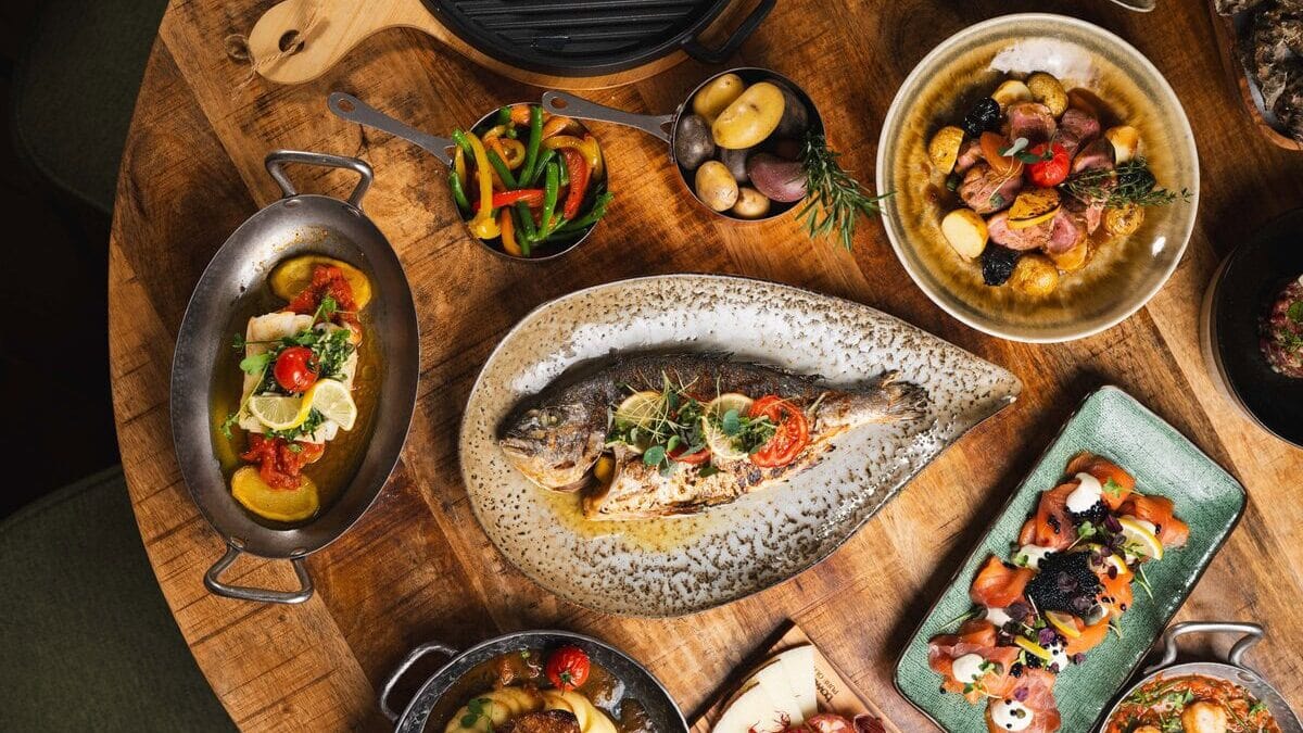 Tafel vol met verschillende gerechten