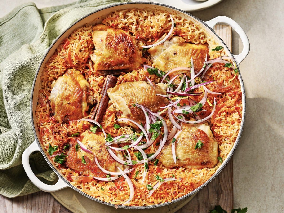 Pan met harissakip, rijst, rode ui en een kaneelstokje