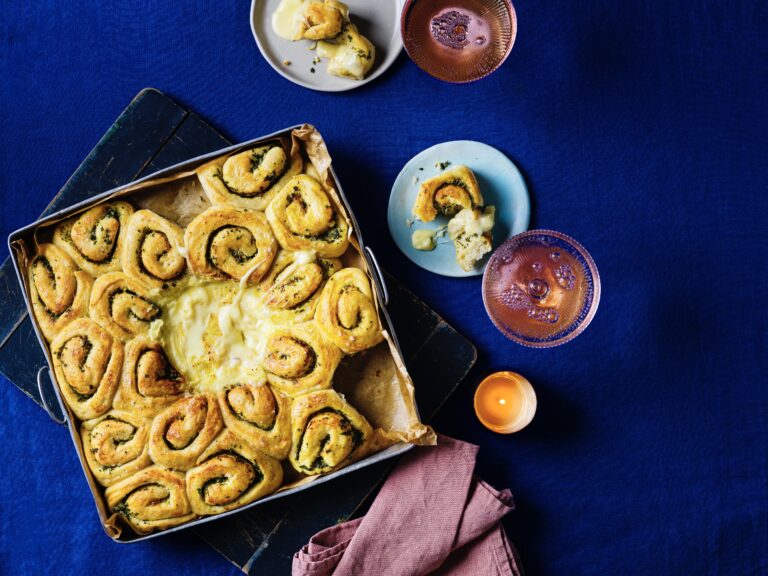 Knoflookbreekbrood met gebakken camembert