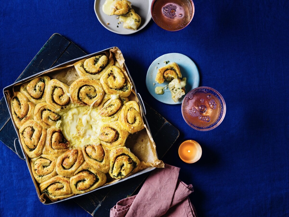 Knoflookbreekbrood met in het midden gebakken camembert