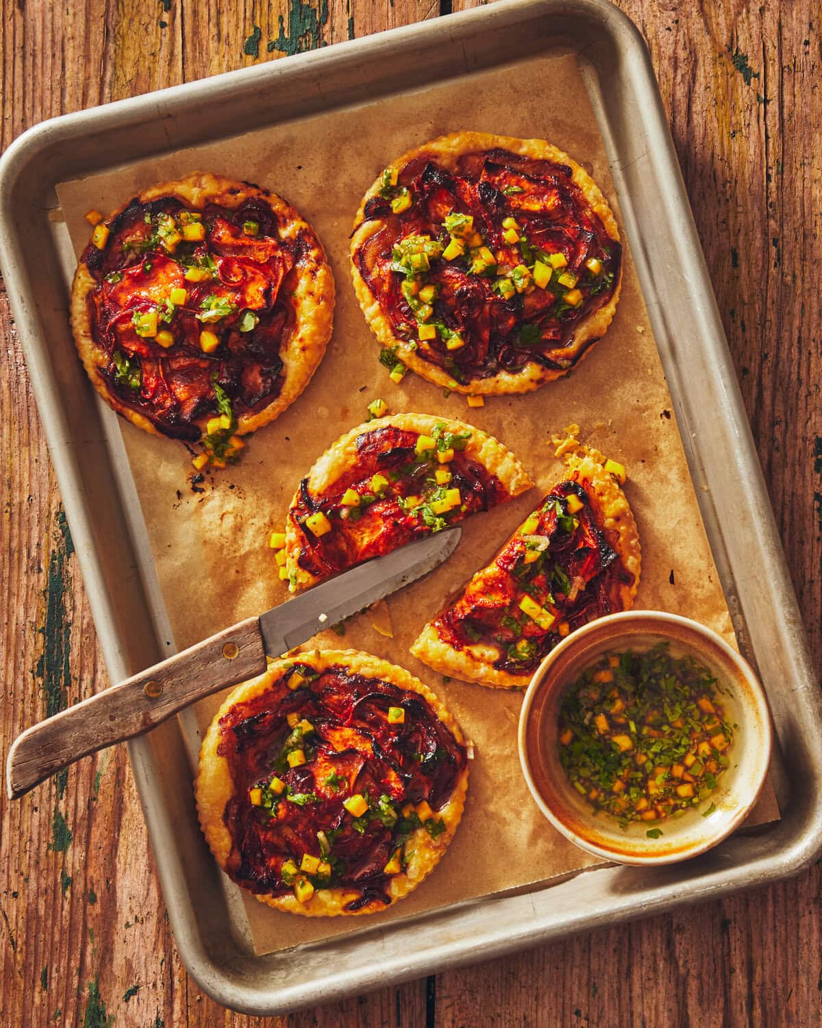 Vier knolselderijtartelettes met gochujang en mangosalsa op bakplaat