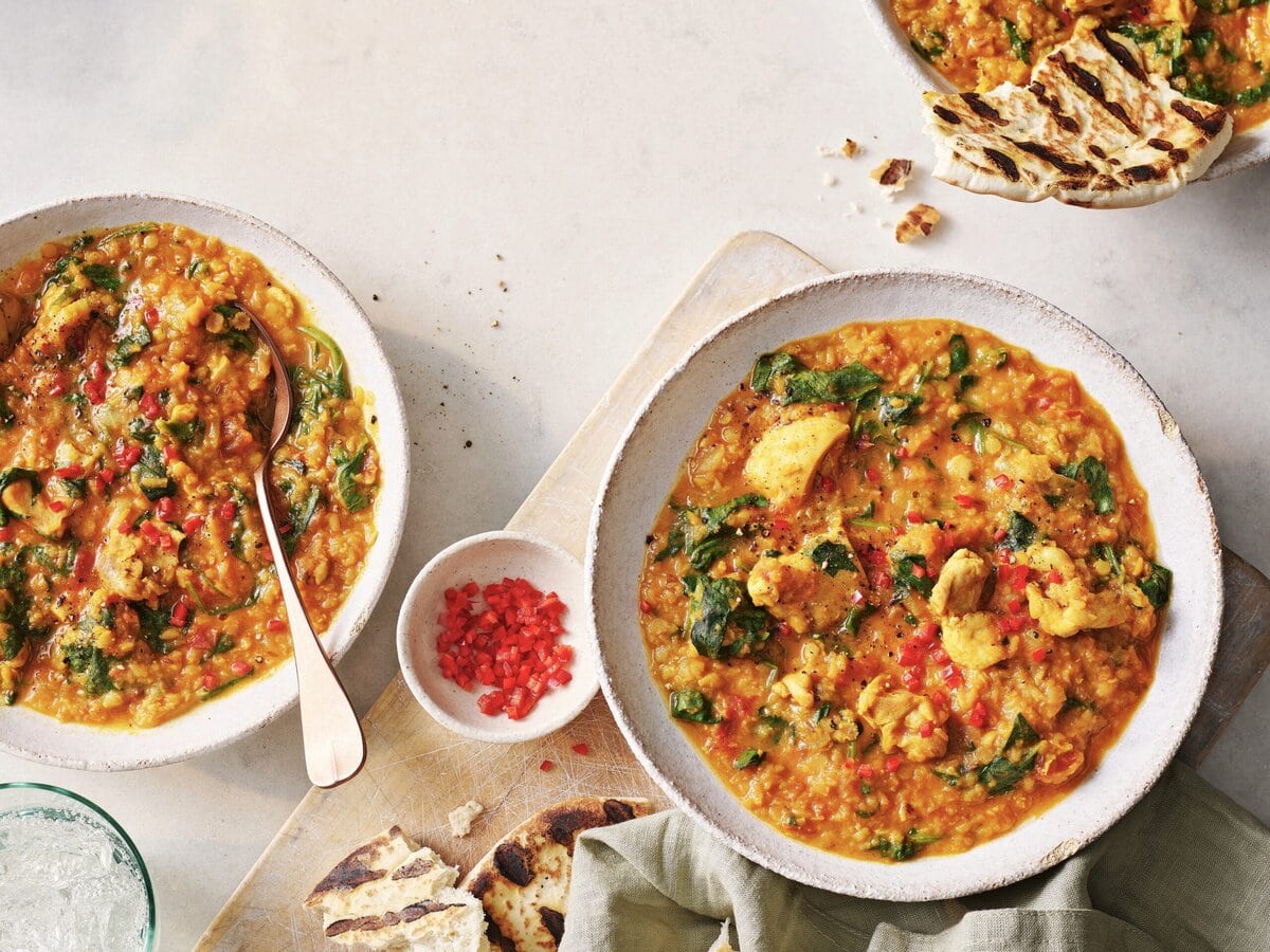 Kruidige kip met gember-kurkumalinzen, spinazie en peper, geserveerd met platbrood