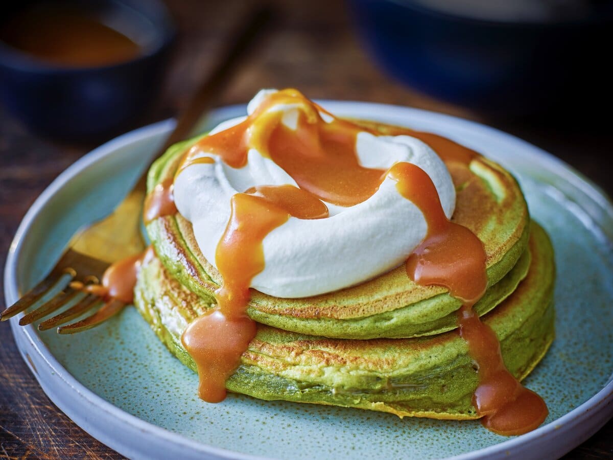 Matchapancakes met slagroom en misokaramel erover