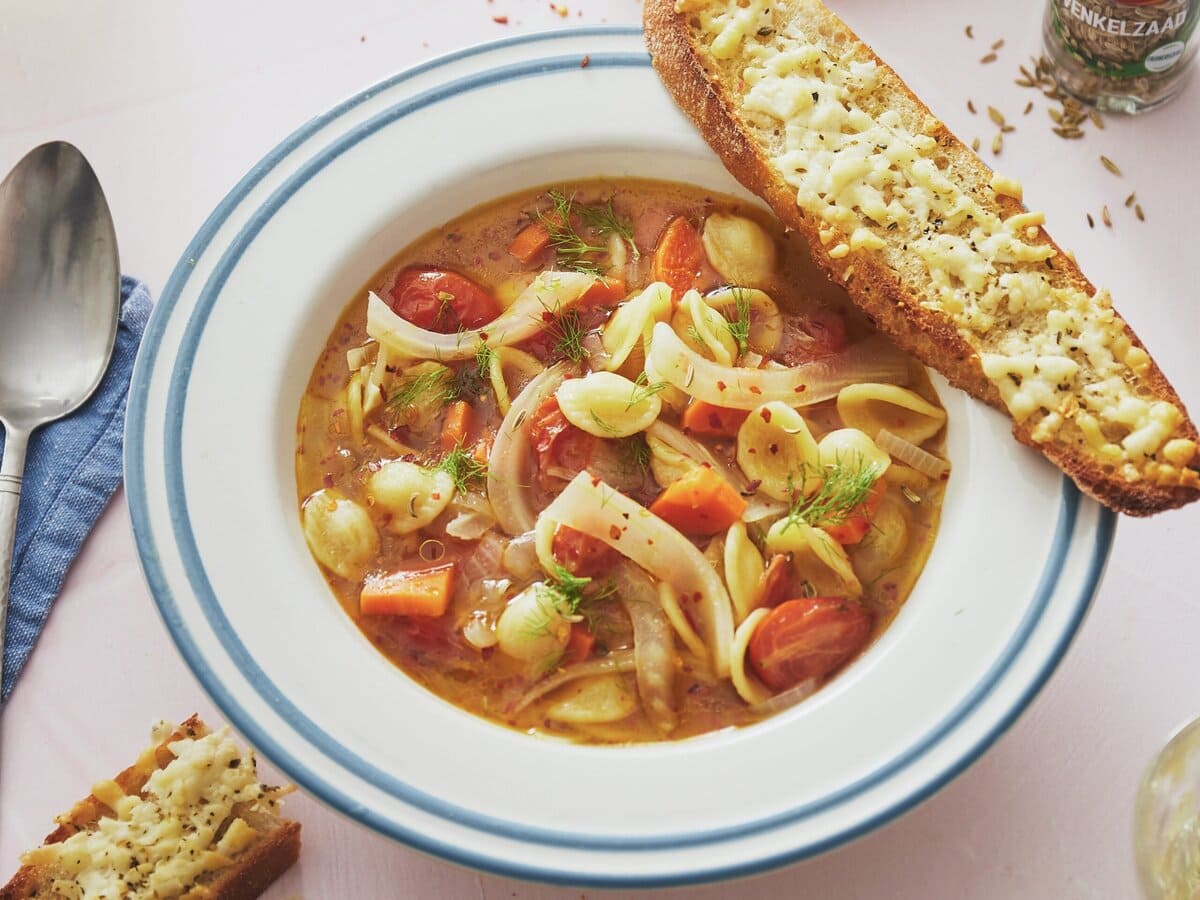 Minestronesoep met pittige venkelbouillon en een toast met gesmolten pecorino