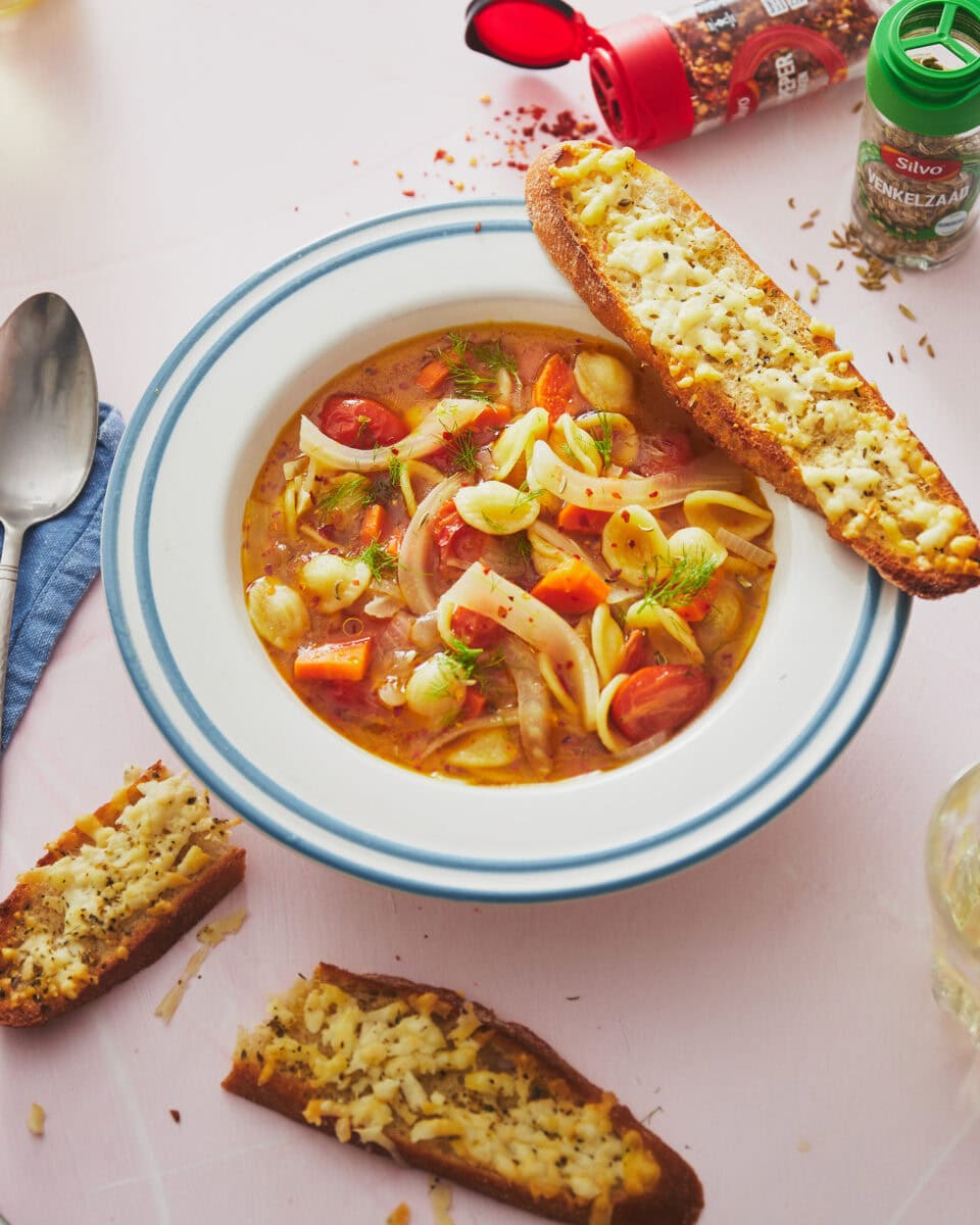 Minestronesoep met pittige venkelbouillon en een toast met gesmolten pecorino