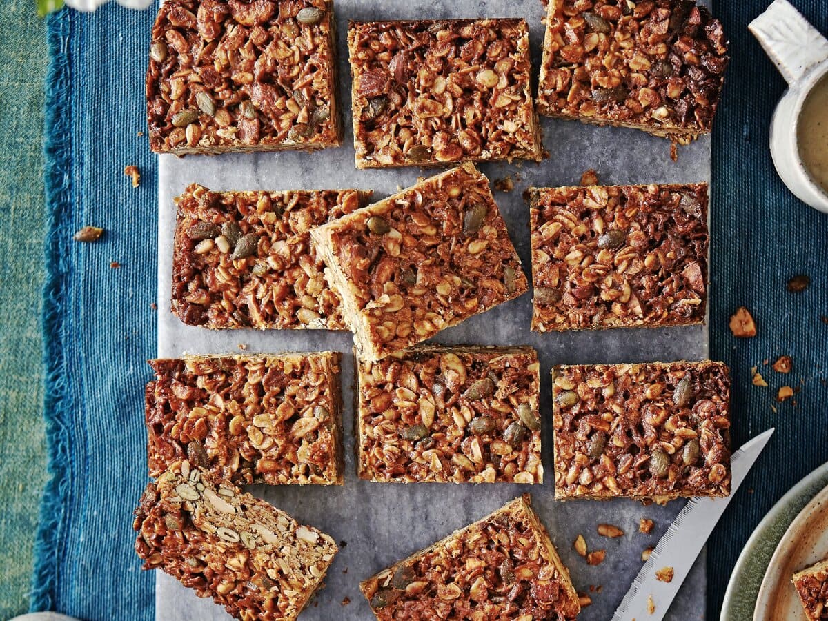 Ontbijtrepen met noten en zaden, gesneden in 11 stukken