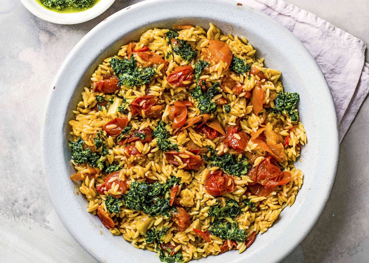 Orzo met tomaat, vermout en kruidensalsa