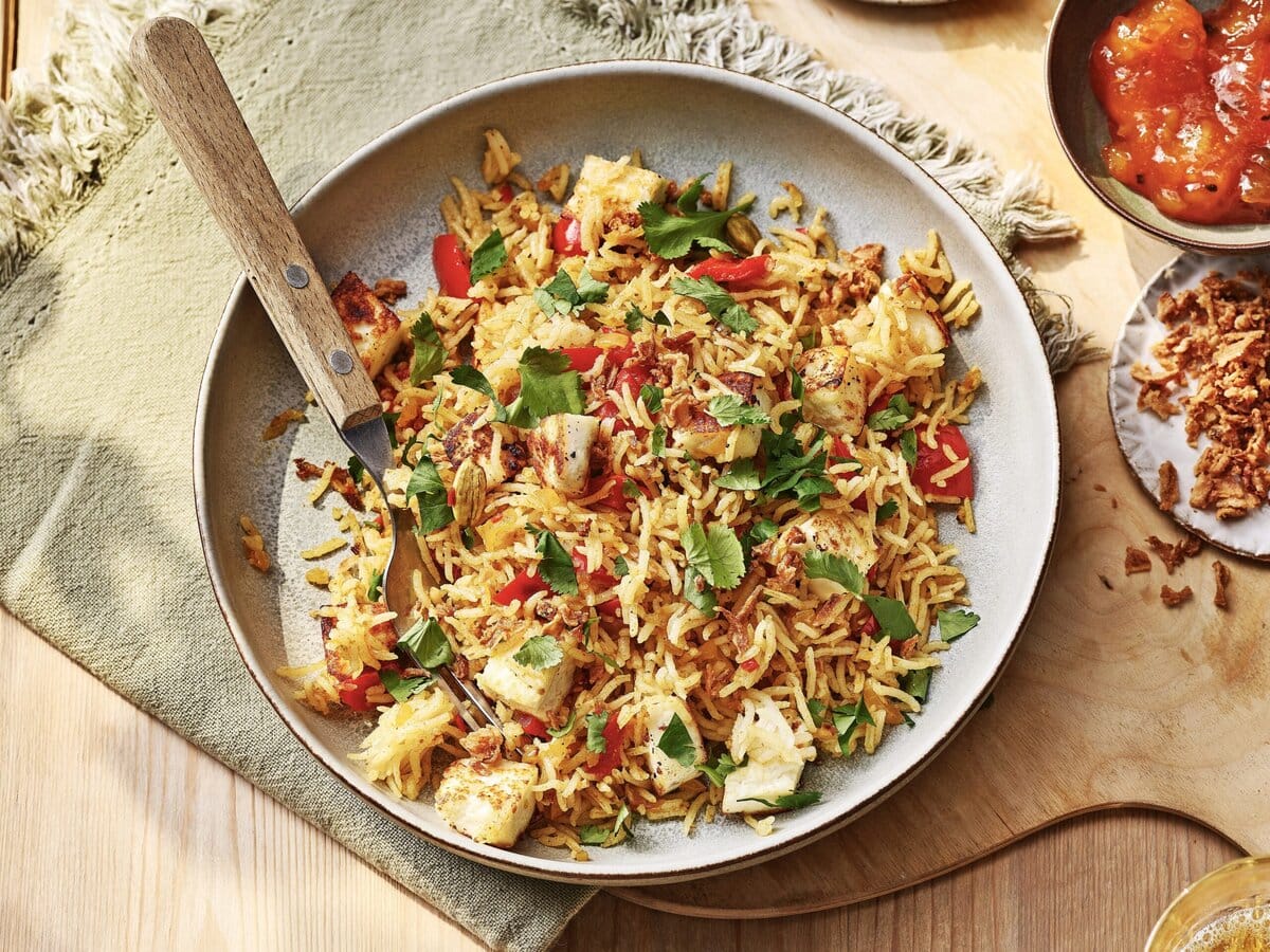 Pittige gebakken rijst met paneer, paprika en koriander