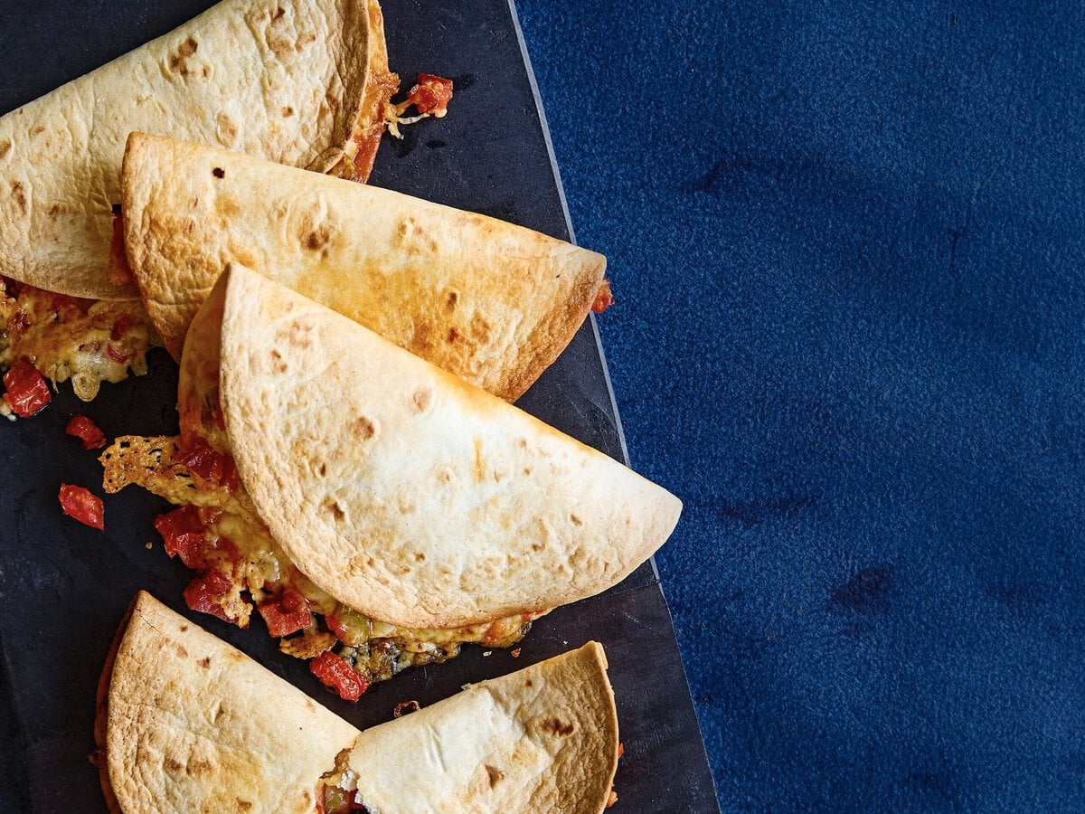 Vier quesadilla’s met chorizo en tomaat