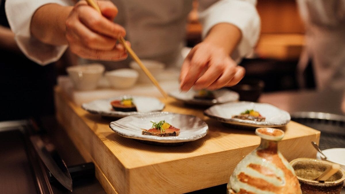 Gerecht wordt bereid in de keuken van een restaurant