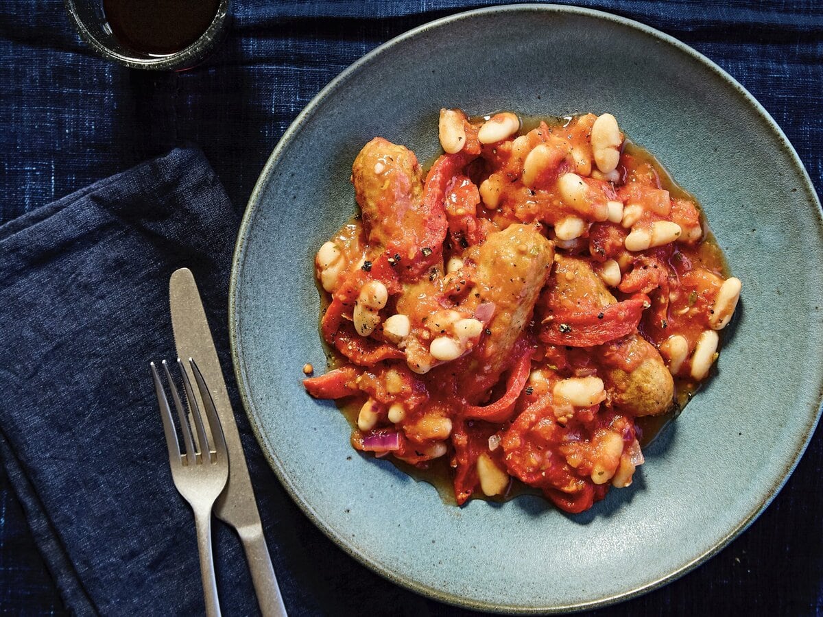 Stoofpotje met vega worst, tomaat en cannellinibonen