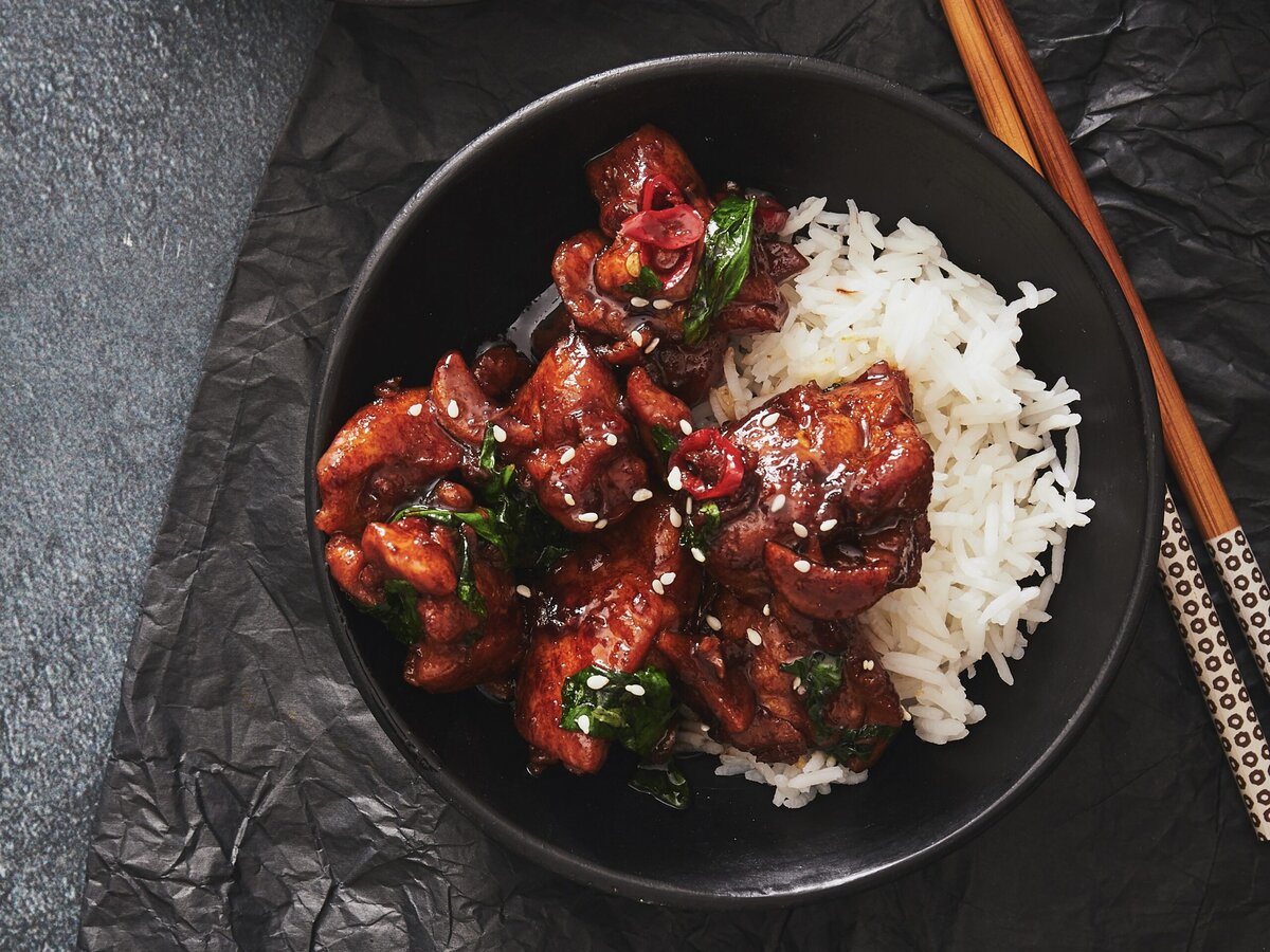 Bordje Taiwanese three cup chicken met chilipeper en sesamzaad, geserveerd met rijst