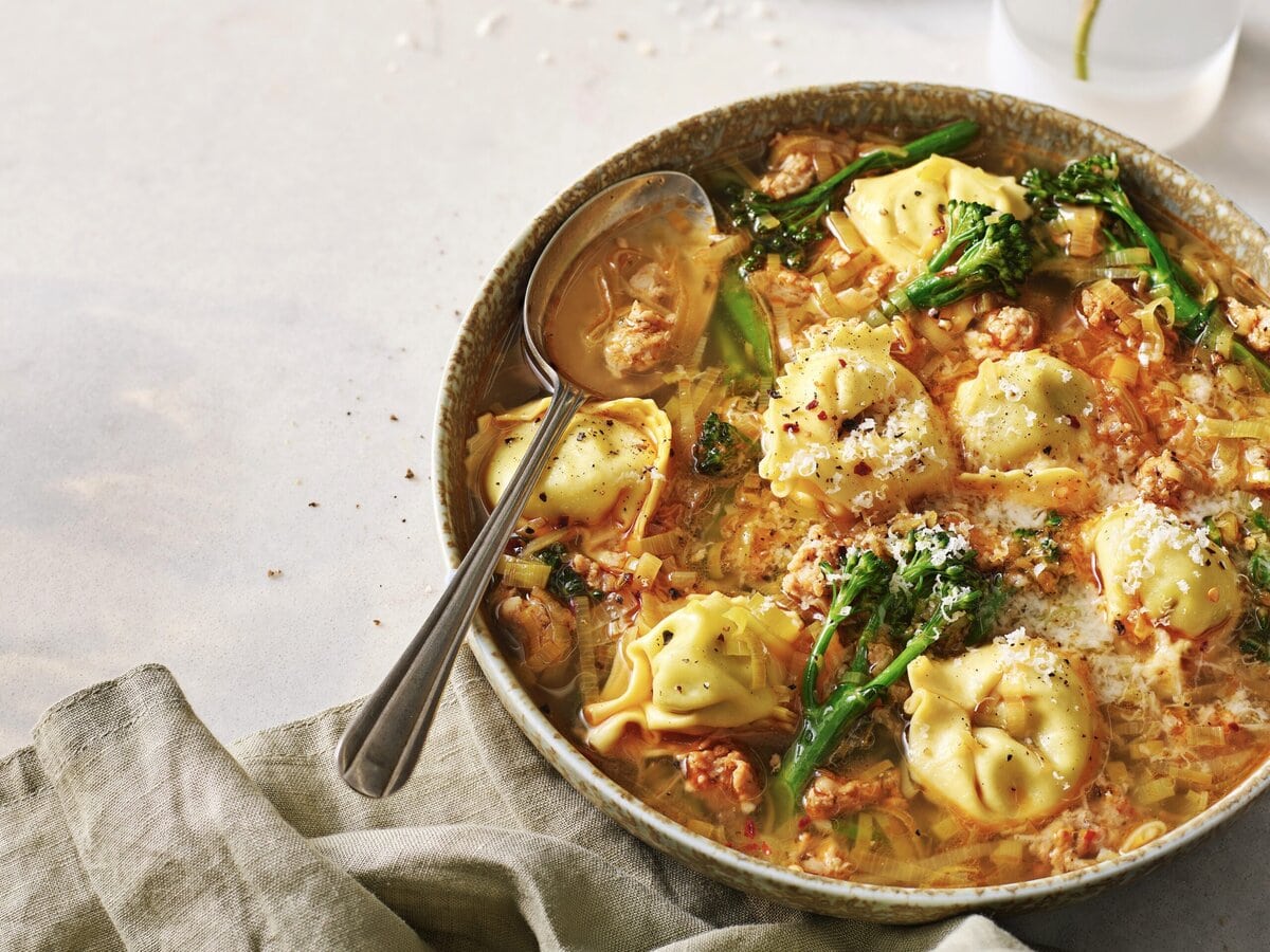 Kom tortellinisoep met smoky worst, aspergebroccoli en kaas