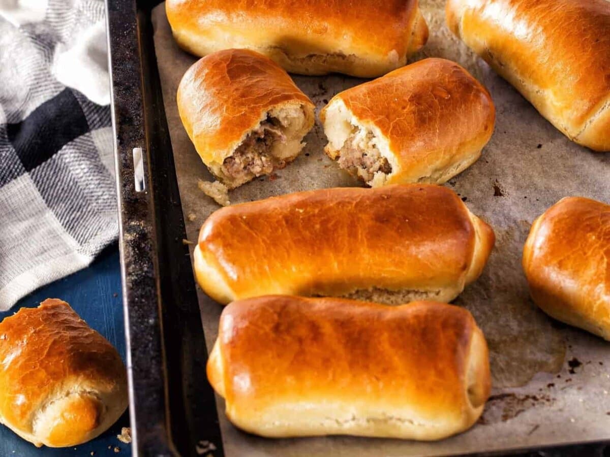 worstenbroodjes op bakplaat