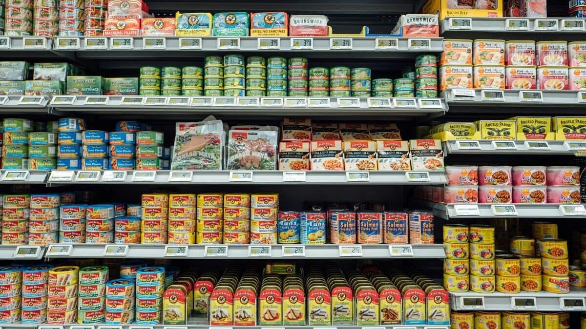 Schappen van een supermarkt met conserven