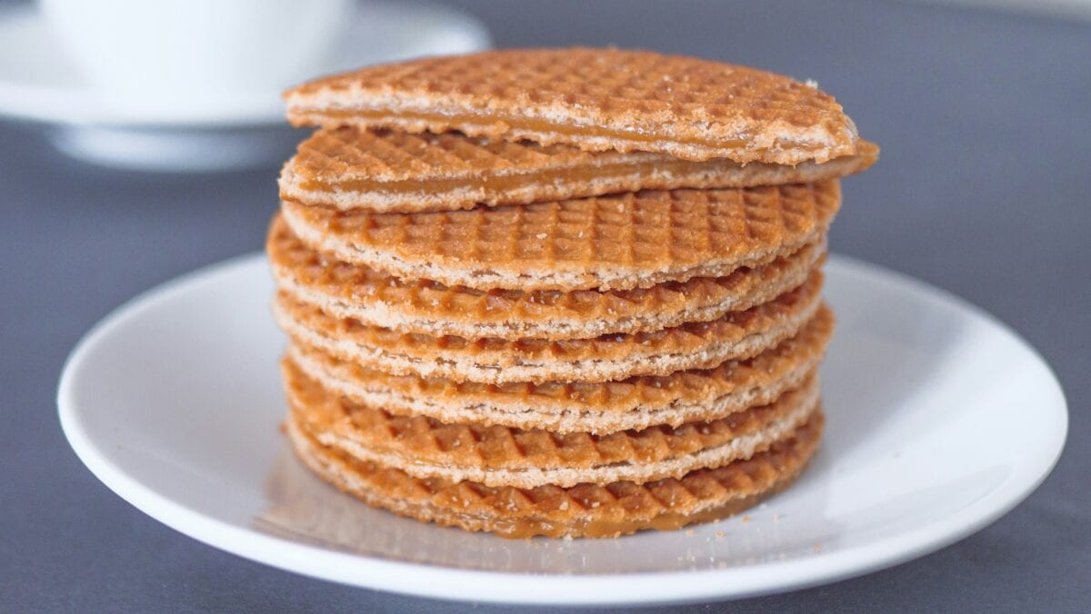 Stroopwafels op een wit bordje