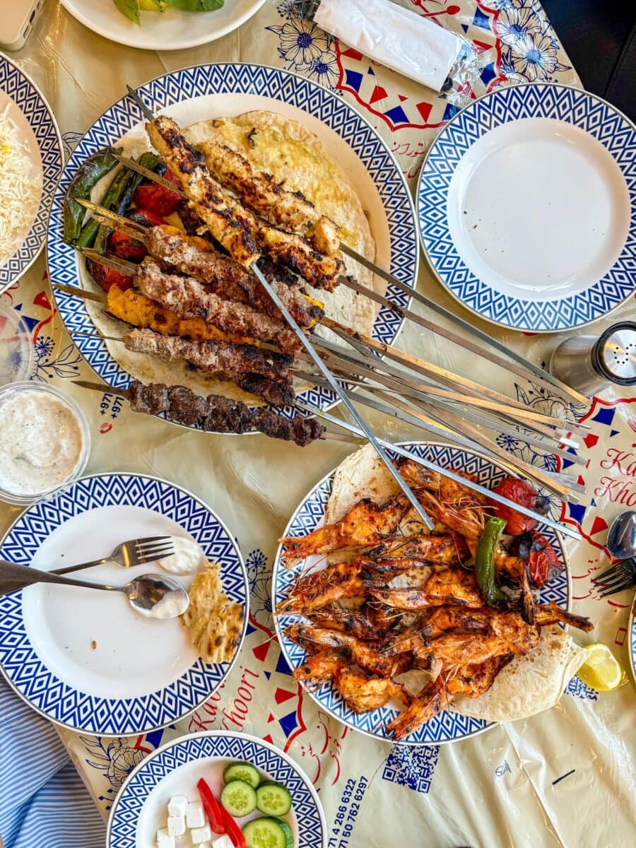 Eten op tafel bij een restaurant