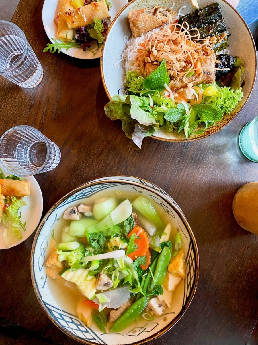 Gevulde kommen met eten bij een restaurant