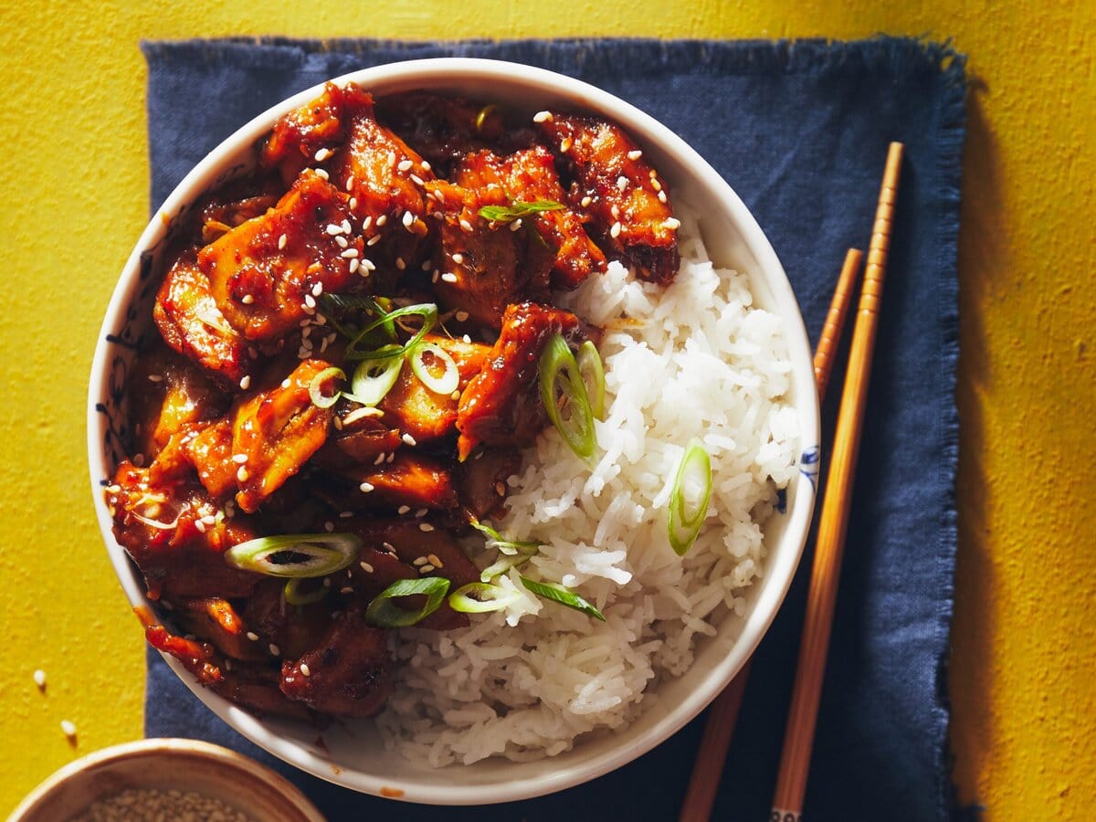 kommetje met rijst en kip