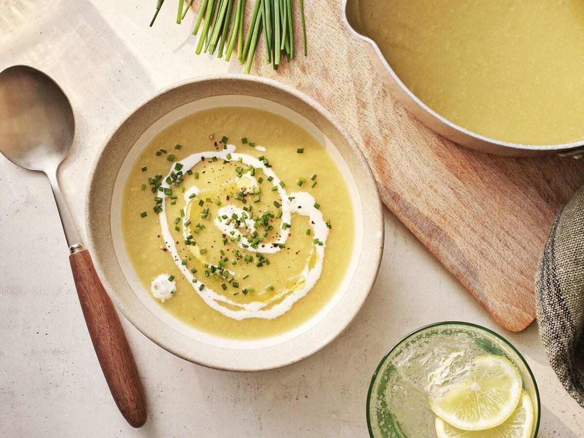 Kommetje aardappel-preisoep met room en bieslook erover