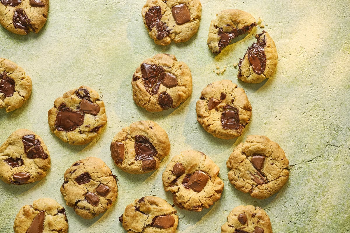 Chocolate-chip koekjes met paaseitjes als chocolade