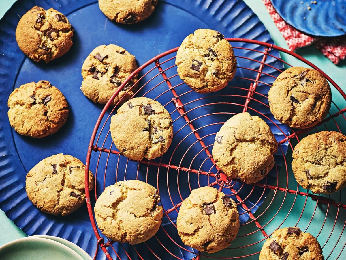 Airfryerkoekjes met chocolade en amandel op een rooster en bord