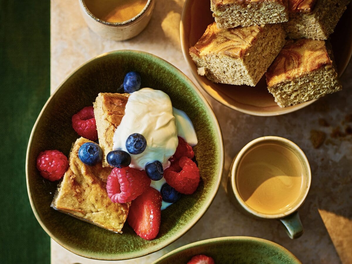 Bananenbrood-baked-oats in stukjes, geserveerd met yoghurt, framboos, bosbes en framboos