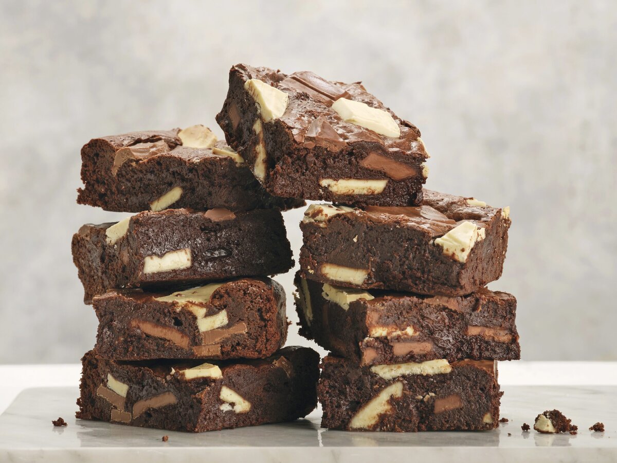 Stapeltje brownies met driedubbele chocolade