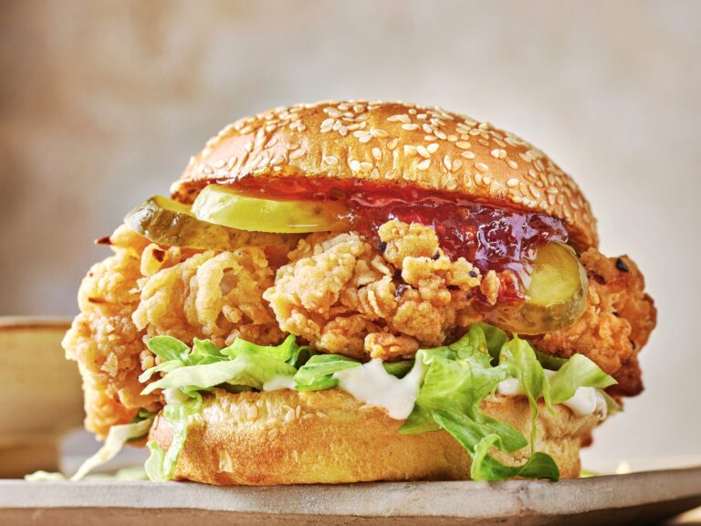 Burgers met crispy kip en chili-jam