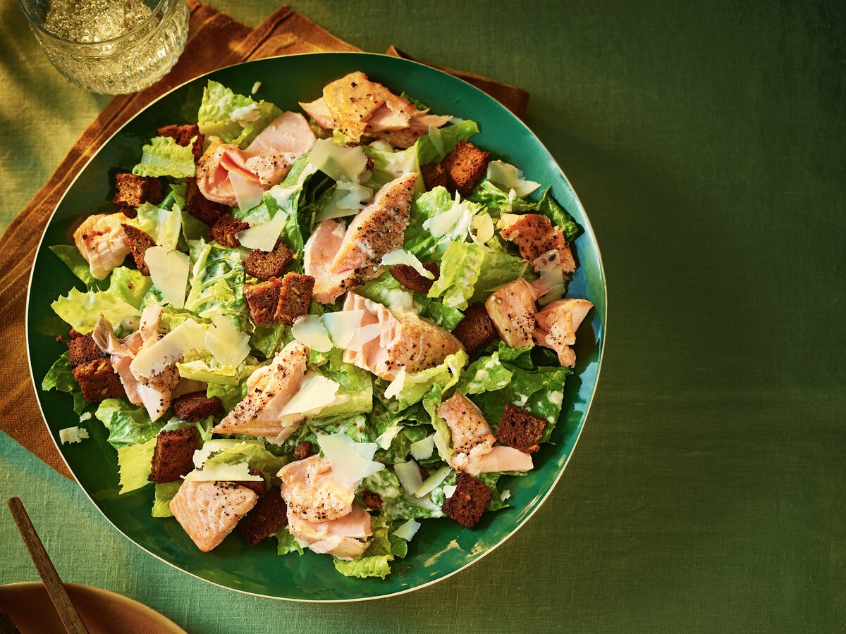 Caesarsalade met forel, Parmezaan en croutons