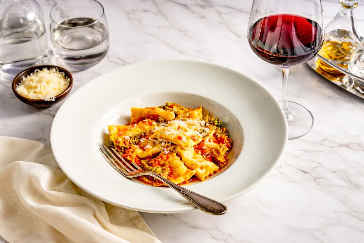 bord pasta met wijn