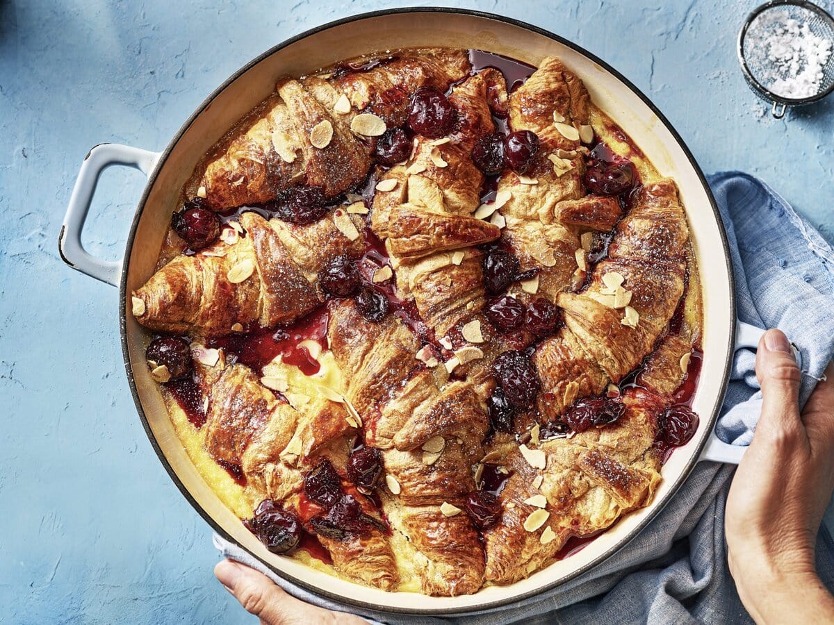 Cherry-bakewellcroissants uit de oven met amandelvulling, custard, kersen en amandelschaafsel