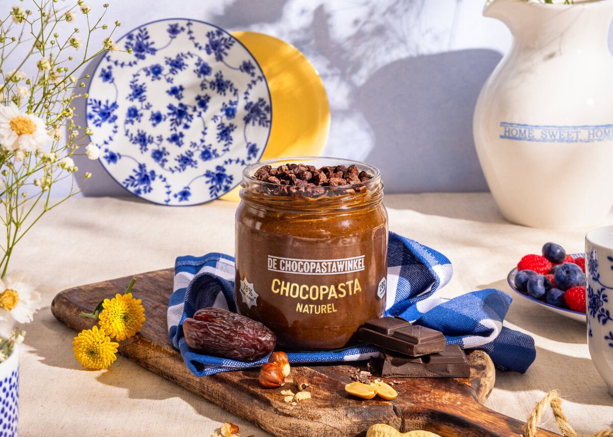 Chocopasta op een houten plankje met dadel en chocolade